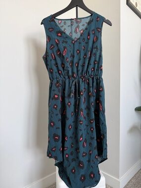 Elegant Sleeveless Dress in Blue and Red